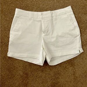 Size 4 White Magellan Shorts. Perfect for the outdoors and hiking!